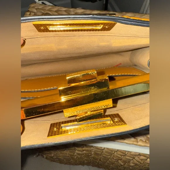 Verano Hill Elegant Tan Woven Handbag - Picture 6 of 7